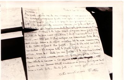 L’immagine riproduce la fotografia dell’ultima lettera di Walter Del Carpio, scritta ai suoi cari il giorno precedente la sua esecuzione.
