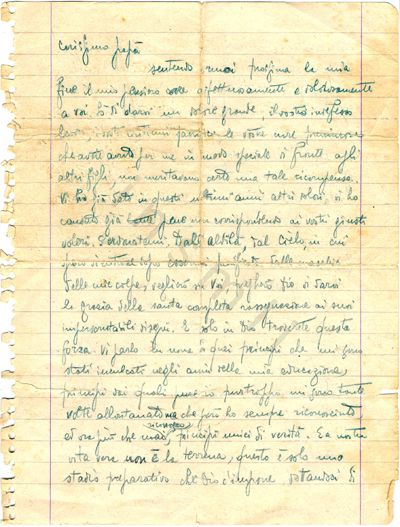 L’immagine riproduce la prima facciata della lettera scritta da Zeffirino Ballardini al padre, dal carcere di Edolo, tre giorni prima di essere ucciso.
Il documento è scritto con una penna blu su un foglio a righe che sembra strappato da un block-notes.